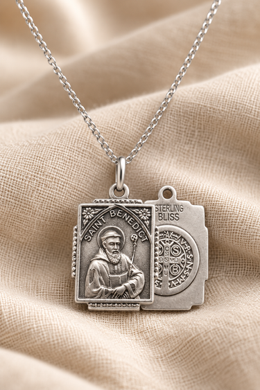 Collar de plata de ley con medalla de San Benito de tamaño mediano | 1.9 cm x 1.3 cm | Cadena de 45.7 cm | Fabricado en EE. UU. por Bliss