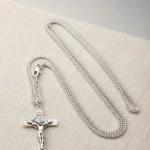 Collar con crucifijo grande de plata de ley de San Benito | Colgante de 4,45 x 2,54 cm | Cadena de 61 cm | Hecho en EE. UU. por Bliss