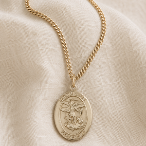 Collar con medalla de San Miguel Arcángel, patrón, en oro de 14 quilates, tamaño mediano | 2,5 cm x 1,9 cm | Cadena de 61 cm | Hecho en EE. UU. por Bliss