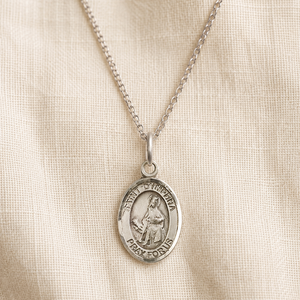 Collar de plata de ley con medalla pequeña de Santa Dympna | 1,27 cm x 0,63 cm | Cadena de 45,72 cm | Bliss USA